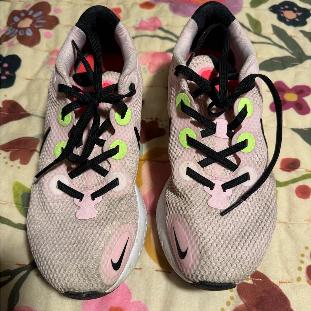 Woman’s Nike Renew Running Sneaker ~ 8.5